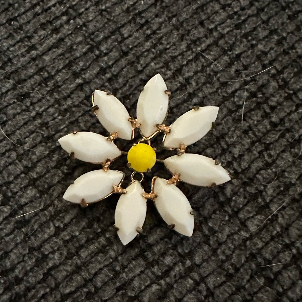 Daisy white and yellow glass bead 1960s brooch